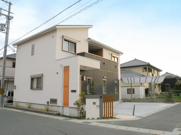 陶器の立水栓の横に植えたマホニアコンフーサ 姫路市Ｏ様邸｜加古川市