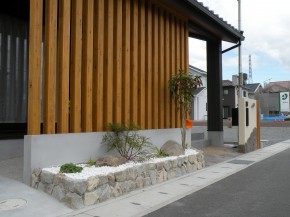 和風の花壇に植えたマホニアコンフーサ 姫路市ｉ様邸 加古川市 高砂市の外構 エクステリア工事はチェリーブロッサムガーデン